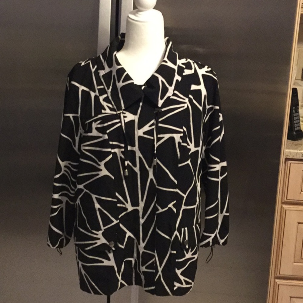 NWOT Black & White Zenergy Jacket with 3/4 sleeves